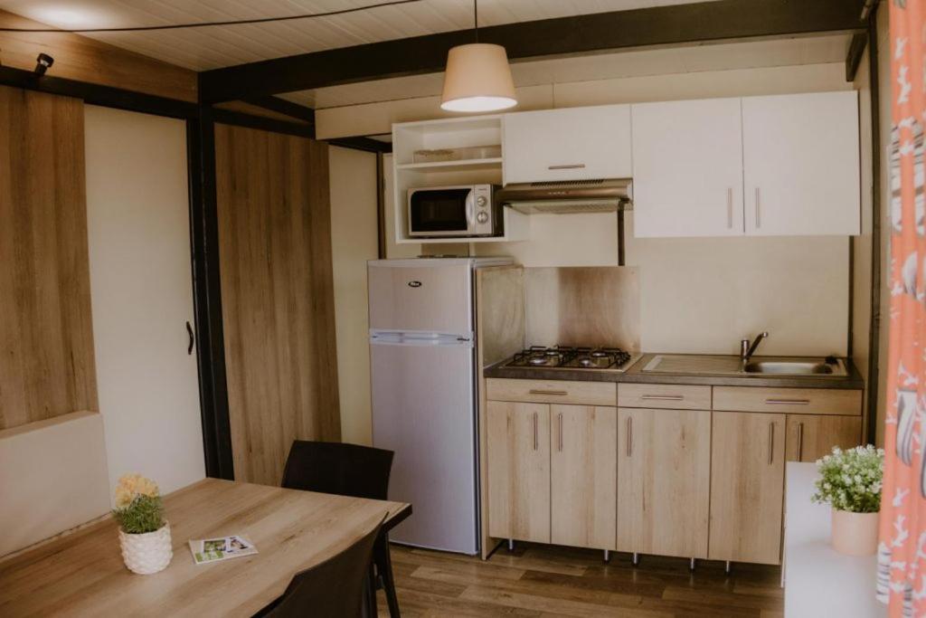 Onlycamp Le Pont Romain Yvre-l'Eveque Ngoại thất bức ảnh